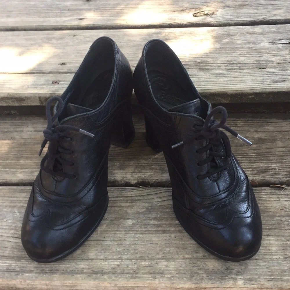 Women's Black Leather Lace-Up Heeled Oxfords